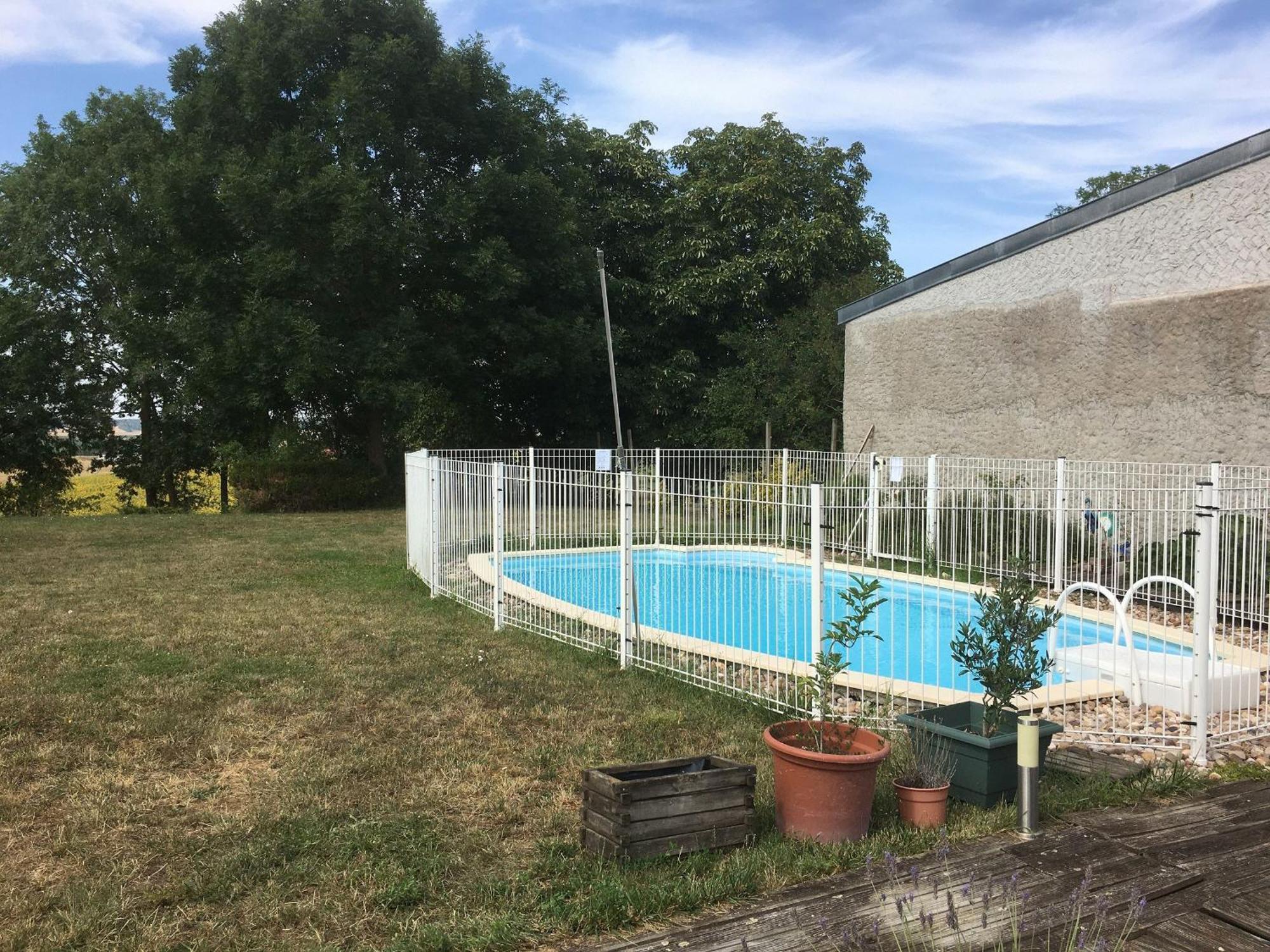 Athienville, 6 Pièces, 12 Personnes - Fr-1-584-84 * Athienville